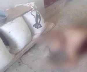 El cuerpo de la víctima quedó tendido en el suelo, en frente de su propia casa.