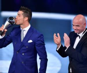 Cristiano Ronaldo besa su trofeo que lo acredita como 'The Best' del 2016 (Foto: Agencia AFP)