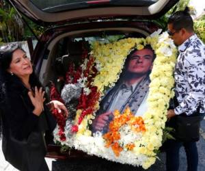 Angela Paise, izquierda, y Luis Brito, conocido como 'El Mago de las Flores', muestran el arreglo floral que hicieron para el velorio del cantante mexicano José José, el viernes 4 de octubre del 2019 en Miami. El ícono de la música romántica murió el sábado en Miami a los 71 años. Fotos: Agencia AP.