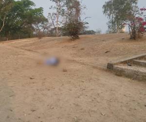 El cuerpo de la víctima quedó tirado en una calle de tierra del sector conocido como El Polideportivo.