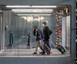 En esta fotografía del domingo 29 de noviembre de 2020 unas personas caminan en la Terminal 3 del Aeropuerto Internacional O'Hare, en Chicago.