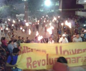 De esta manera protestaron los estudiantes en contra de la aplicación del 70% en la UNAH. / Fotos: Mario Urrurtia.