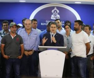 El acuerdo con los transportistas fue firmado anoche por la comisión especial del gobierno, el presidente Juan Orlando Hernández y los conductores, quienes llamaron a sus compañeros a suspender las acciones.