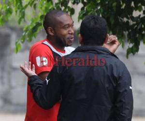 El técnico de Olimpia Nahún Espinoza en una amena plática esta mañana en el entrenamiento. Foto: El Heraldo