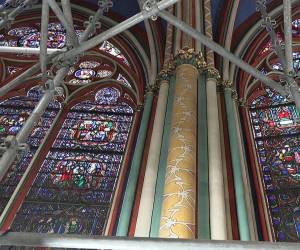 Esta captura de vídeo, creada a partir de un vídeo de AFP, muestra las vidrieras del interior de la catedral de Notre-Dame de París en restauración desde el devastador incendio que la asoló el 15 de abril de 2019.