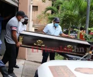 El momento en el que los familiares de Amilcar Núñez retiraron su cuerpo de la morgue capitalina para posteriormente darle cristiana sepultura. Foto: Estalin Irías | EL HERALDO