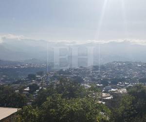 Tegucigalpa amaneció este domingo bajo un cielo soleado y con presencia de bruma sobre distintos sectores de la capital.