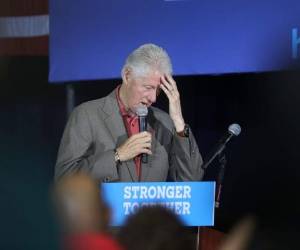 Mientras todo el país está pendiente de una investigación relanzada el viernes por el FBI sobre los correos electrónicos de Clinton, esta publicación relativa a un caso viejo suscitó numerosas interrogantes. Foto: AFP