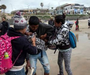 En noviembre de 2018 se registró un hecho similar cuando varios migrantes fueron gaseados por agentes en la frontera de Tijuana, México, con Estados Unidos. (AP)
