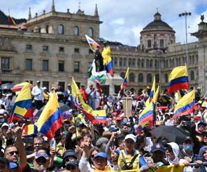 Algunos partidos tradicionales que apoyaron el arranque de su mandato comienzan a darle la espalda.
