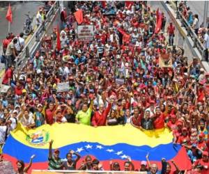 Muchos venezolanos abarrotaron las calles de Caracas en rechazo a la medida de presión implementada por el gobierno de Donald Trump. Foto: AFP