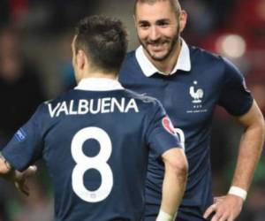 Mathieu Valbuena y Karim Benzema fueron compañeros en la selección de Francia. (AFP)