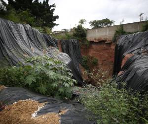 El enorme agujero que surgió hace más de un año continúa sin avances y representa un peligro para residentes.