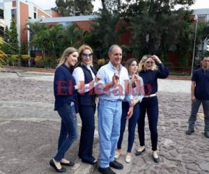 El alcalde de la capital de Honduras, Nasry 'Tito' Asfura, llegó bien resguardado por su esposa e hijas a ejercer el sufragio. Foto: Edwin Ordóñez/EL HERALDO.
