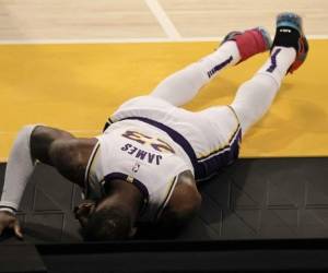 LeBron James # 23 de Los Angeles Lakers reacciona a una aparente lesión durante el segundo período de un juego contra los Atlanta Hawks en el Staples Center el 20 de marzo. Foto: AFP.Lakers superstar James collapsed to the Staples Center court in agony after a collision with Atlanta's Solomon Hill in the second quarter of the Hawks' 99-94 win. (Photo by Michael OWENS / GETTY IMAGES NORTH AMERICA / AFP)