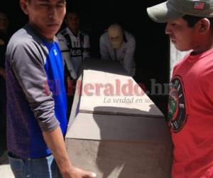 La víctima murió a consecuencia de heridas de arma blanca tipo machete y disparos. Fotos: Estalin Irías/El Heraldo.