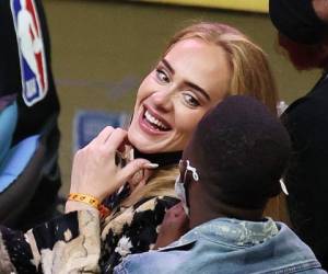 Adele se veía muy sonriente junto a Rich Paul durante el juego de la NBA. Foto: AFP