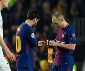 Andrés Iniesta dándole el gafete de capitán a Leo Messi. (Foto: Agencias/AFP)