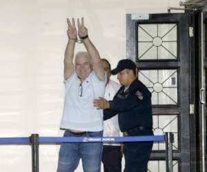 El expresidente Ricardo Martinelli continuará en prisión en su país, Panamá. (AP)