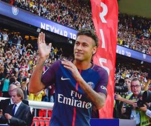 Neymar fichó para el París Saint Germain y se convirtió en el fichaje más caro de la historia