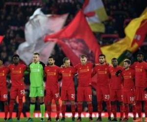 El recinto deportivo estaba totalmente repleto, pero ninguno dudó en entonar la eterna canción del Liverpool y después enmudecer por completo. Foto Twitter Trivela.