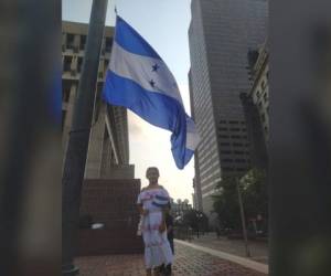 La bandera de Honduras flamea este 15 de septiembre en la Plaza de las Banderas de Boston en conmemmoración de los 200 años de independencia.