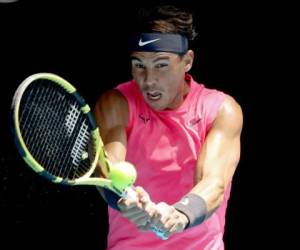 El español Rafael Nadal devuelve de revés en su partido ante el boliviano Hugo Dellien durante la primera ronda del Abierto de Australia en Melbourne.