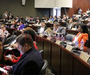 Sin duda estamos en la era digital y los diputados no se escapan a esta modalidad en la que todo se realiza a través del móvil. (Foto: El Heraldo Honduras/ Noticias Honduras hoy)