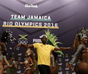 Usain Bolt durante su presentación junto a un grupo garotas brasileñas.