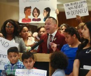 El representante estatal Carlos Guillermo Smith se expresa en contra de las Proyectos de Separación de Familias HB 527 y SB 168 durante una conferencia de prensa en el Capitolio de Florida el martes 23 de abril de 2019 en Tallahassee.