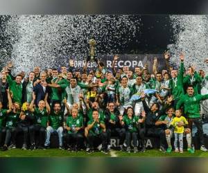 Los jugadores del Atletico Nacional festejan la obtención de la Recopa Sudamericana (Foto: Agencia AFP)