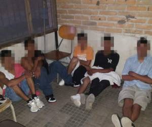 Tres de los capturados son menores de edad, a quienes se les acusa de extorsión y venta de estupefacientes como marihuana y cocaína, con los que se les sorprendió.