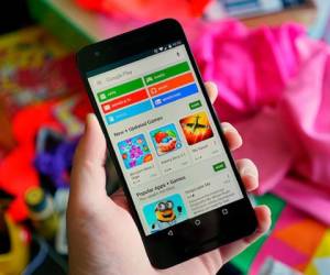 Google Play es la aplicación más utilizada por los usuarios de Android, puesto que diariamente se realizan diferentes descargas de sus diversas categorías. (Foto: AFP)