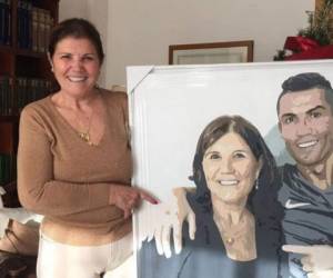 Dolores Aveiro mostrando orgullosa una pintura de ella y su hijo. (Fotos: Instagram)