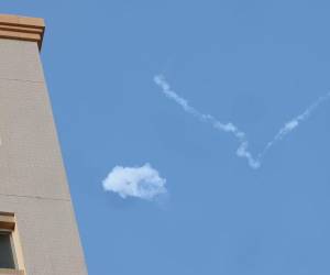 Un rastro de interceptaciones de un misil en el cielo sobre la ciudad mediterránea de Haifa, Israel, 28 de febrero de 2026.