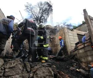 Una montaña de escombros es todo lo que quedó tras el voraz incendio que esta madrugada acabó con varias viviendas en el barrio San Martín en Comayagüela, dejando varias personas lesionadas y familias en la calle sin un techo para vivir.