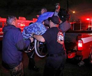 El personal de emergencias seguía rescatando a residentes de sus viviendas anegadas a primera hora del martes en Lake Charles. Las lluvias caídas el lunes en la noche provocaron inundaciones en vecindarios no acostumbrados a este tipo de situaciones. (Foto: AP)