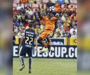 Alberth Elis mientras disputaba el balón en el encuentro ante el América. El hondureño anotó en la tanda penal, pero no fue suficiente para la clasificación a semifinales de la Leagues Cup. Foto: Agencia AFP.