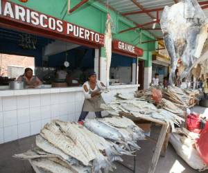 Los puestos en el Mercado Municipal de los Mariscos estarán abiertos durante la Semana Santa. Foto: Efraín Salgado.