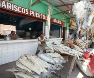 Los puestos en el Mercado Municipal de los Mariscos estarán abiertos durante la Semana Santa. Foto: Efraín Salgado.
