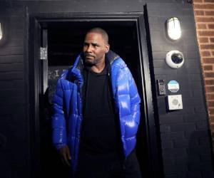 El músico R. Kelly sale de su estudio de grabación en Chicago la noche del viernes 22 de febrero de 2019. (Abel Uribe/Chicago Tribune vía AP)