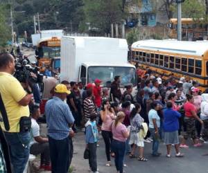 Decenas de protestantes de Yaguacire plantados en la carretera al sur bloquearon el paso vehicular este lunes. (Fotos: Álex Pérez / EL HERALDO)