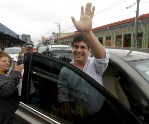 El candidato presidencial del Partido Acción Ciudadana, Carlos Alvarado, saluda a sus seguidores después de visitar un mercado público en Cartago, Costa Rica. Foto AP