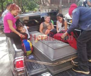 Los familiares de la víctima llegaron a la morgue de la capital de Honduras para retirar el cadáver. Foto: Estalin Irías/EL HERALDO.