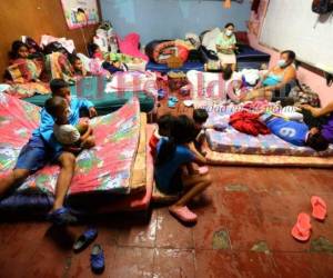En el albergue de la Villa Olímpica hay varios niños que buscan recrearse.