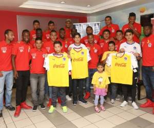 Los juagdores de Olimpia posan con las nuevas camisas que utilizarán durante el mes de febrero.