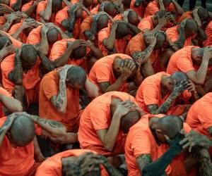 Vestidos con uniformes color naranja y rapados, llegaron los primeros 123 presos al Centro de Alta Contención contra el Crimen Organizado (CACCO), la megacárcel que construyó Costa Rica y que está inspirada en el modelo implementado por el presidente de El Salvador, Nayib Bukele. Aquí las imágenes.