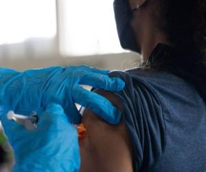 La protección contra el covid-19 que confiere la vacuna Pfizer y AstraZeneca va disminuyendo con el pasar de los meses, según investigaciones. FOTO: AFP