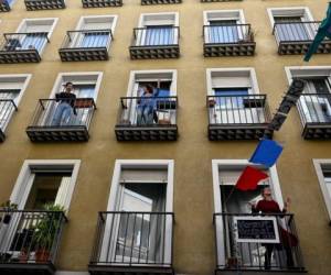 La cuarentena a llevado a los italianos, españoles y de otros países europeos a permanecer confinados y uno de los pocos alivios que tienen es salir a sus balcones, para saludar, cantar y bailar.