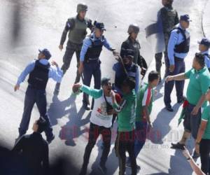 Las piedras hicieron presentes y las pulsaciones subieron provocando que la Policía usara el ya bien conocido gas lacrimógeno. Foto: EL HERALDO.